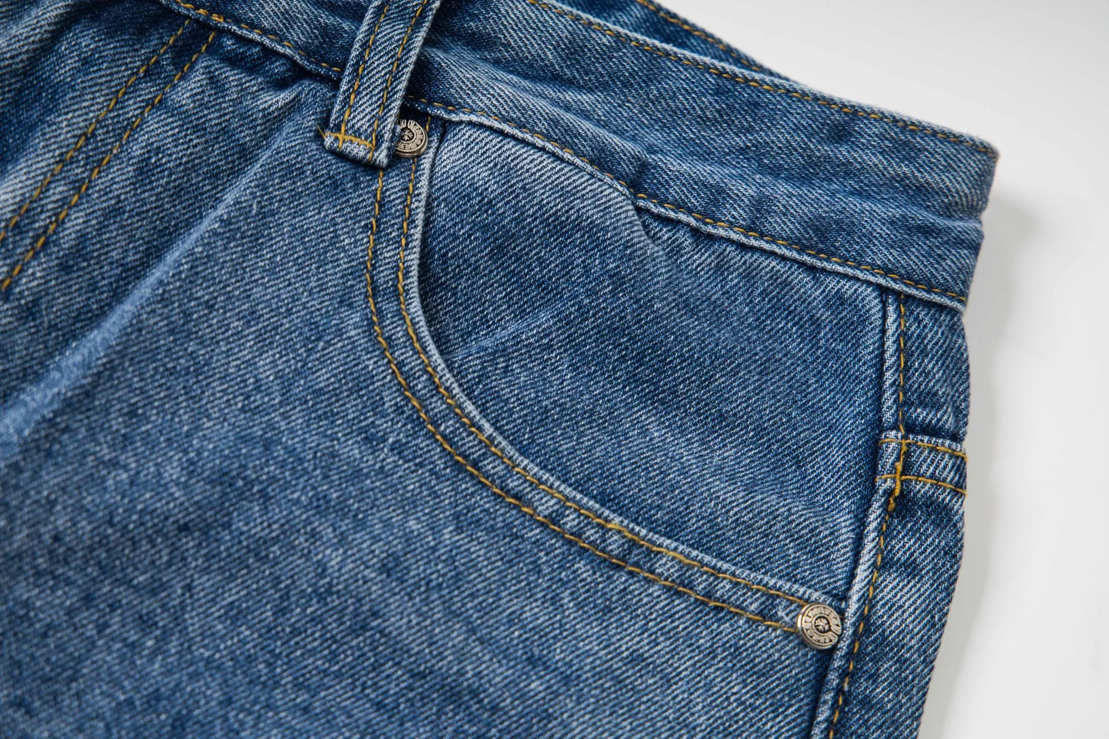 P260 Chrome Hearts Light Blue Pants Sanskrit Red and White Leather Jeans CH jeans need to be washed and then dismantled and hand-stitched with sheepskin cross leather and then spliced ​​together. The whole piece has too many craftsmanship to explain. The patchwork cross pattern is embellished, and the high-waisted washed jeans! ! Absolutely high-end luxury products, god-level single products and super popular products, made with top heavy industry, a must-see magic weapon. Customized hardware. The fabric is thick and soft after washing. It has good breathability. Customized small leather label. Unique design. The details are simple and elegant, and the workmanship is exquisite. The entire trousers are neatly routed and the details are in place! It’s so cool that both men and women can easily control the genderless trend! Style number: 1802# Color: blue Size: 28 30 32 34